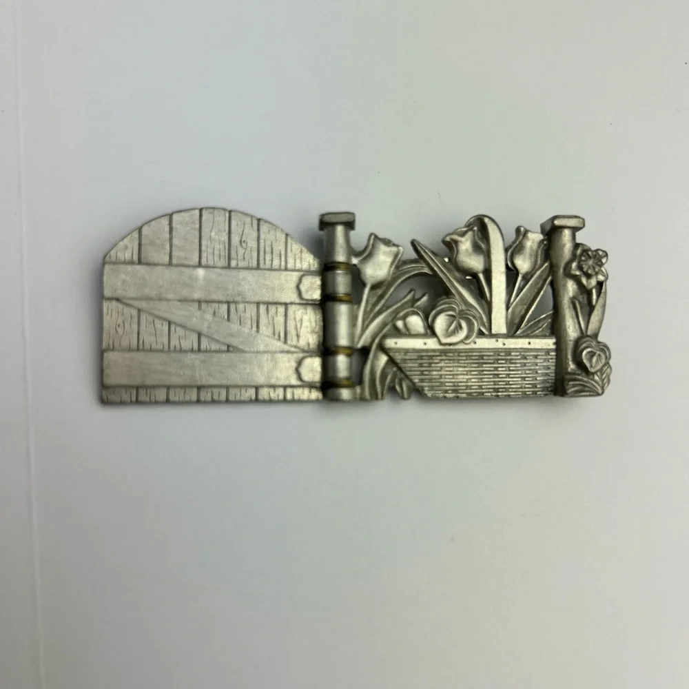 Longaberger Silver Collectors Club Flower Basket Cottage hinges lapel Fence Pin